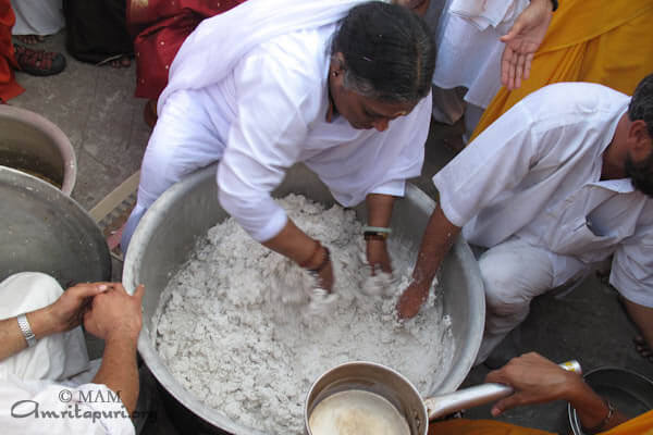 Amma making Kozhukkaatta