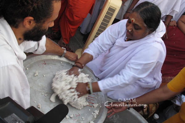 Amma making Kozhukkaatta