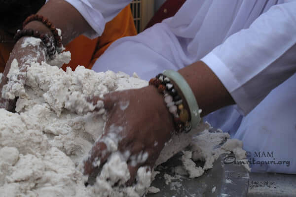 Amma making Kozhukkaatta