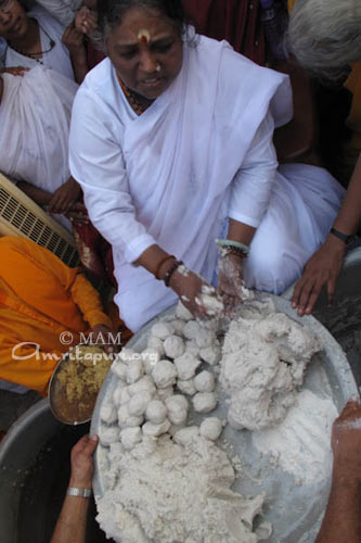 Amma making Kozhukkaatta