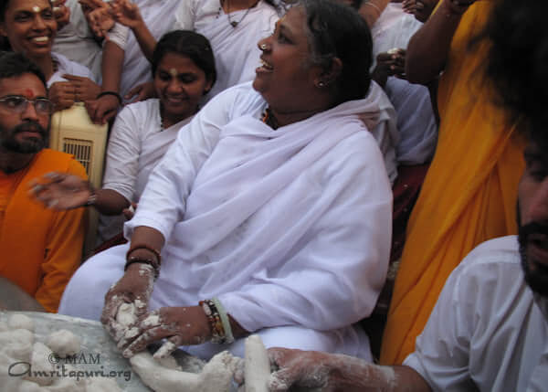 Amma making Kozhukkaatta