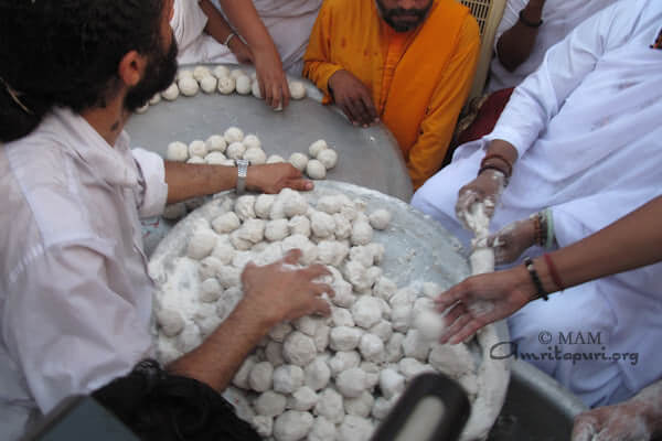 Amma making Kozhukkaatta