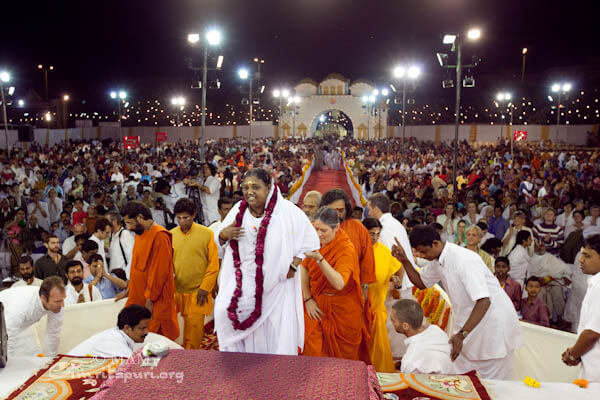 Amma walking to the stage in Mayur Vihar, New Delhi in 2010