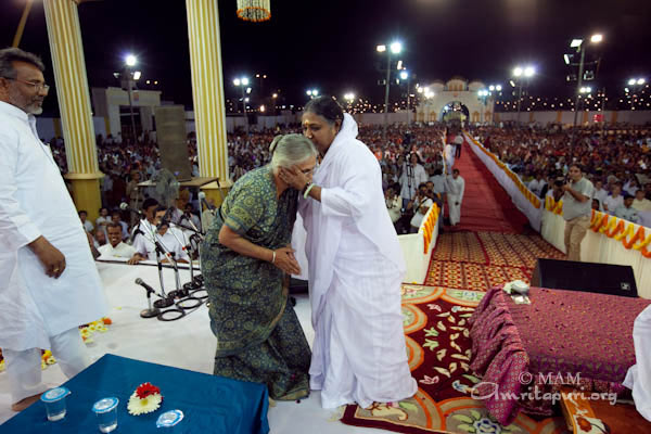 Sheila Dikshit, Chief Minister of Delhi, receiving Amma's blessings