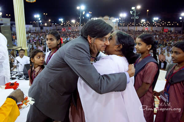 Shri Shashi Tharoor receiving Amma's darshan