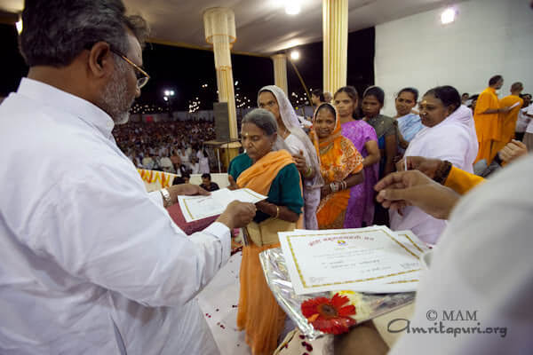 Sri Amrish Singh Gautam, Dpty Speaker of Delhi Assembly giving away AmritaNidhi