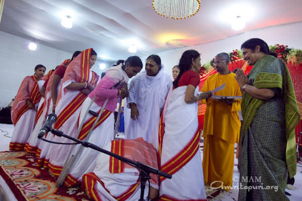 Union Minister of State for Human Resources Development, D. Purendeshwari giving certificates to 5 AmritaSree self groups