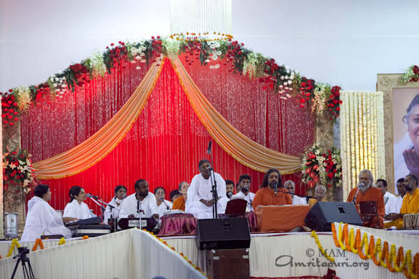 Amma singing bhajans, Mayur Vihar, New Delhi