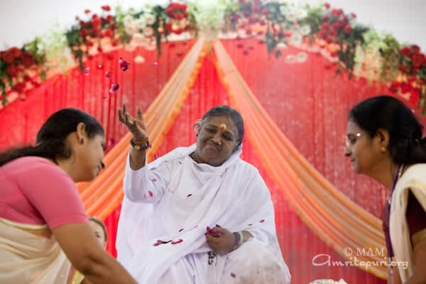 Amma's arati in Mayur Vihar, New Delhi