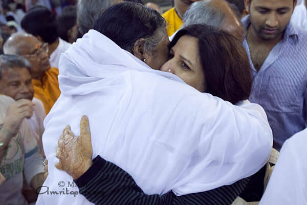 Amma giving darshan in Mayur Vihar, New Delhi