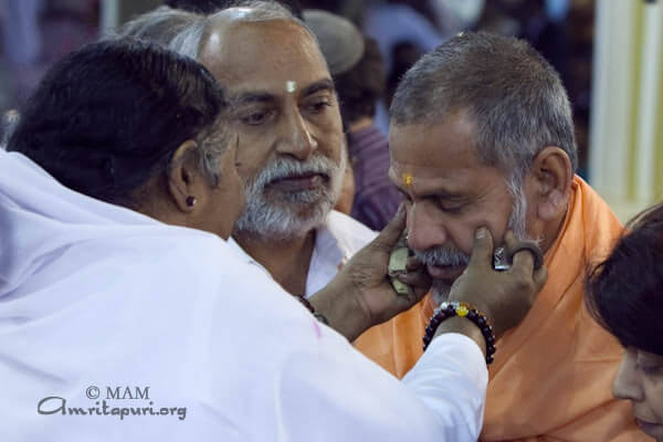 Amma giving darshan in Mayur Vihar, New Delhi