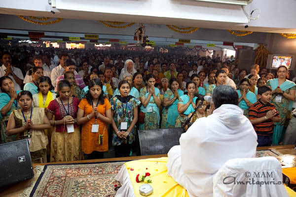 Amma praying with devotees in Mumbai, 2010