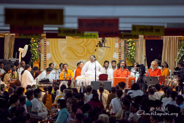 Amma singing bhajans in Mumbai, 2010