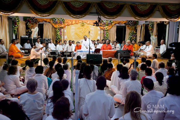 Amma singing bhajans in Mumbai