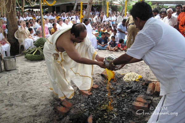 Amma's elder brother Suresh offering sandal paste liquid on the ashes of Sugunacchan's body