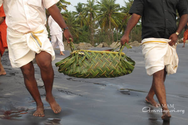 Carrying the ashes to the ocean