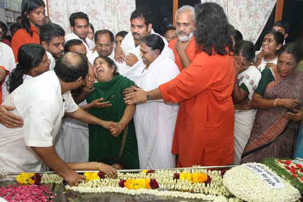 Amma consoling her sister Kasturi