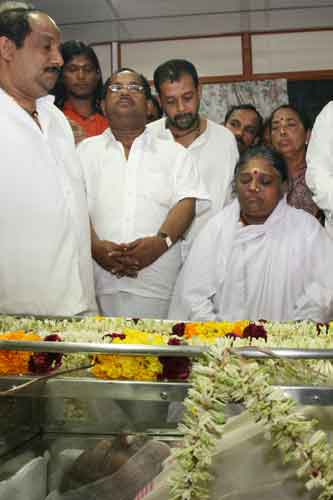 Amma sat in meditation for by Sugunacchan's coffin