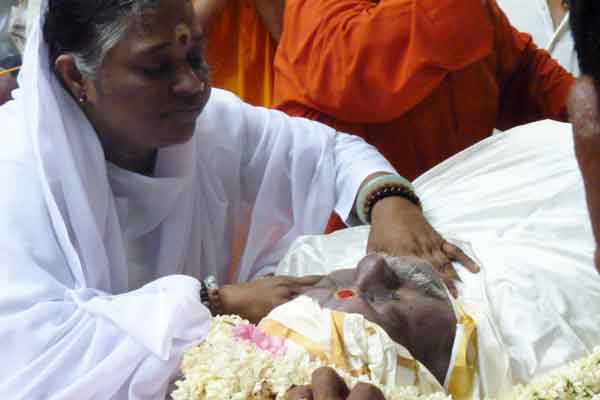 Amma uncovering Sugunacchan's face after he was transported outside the house