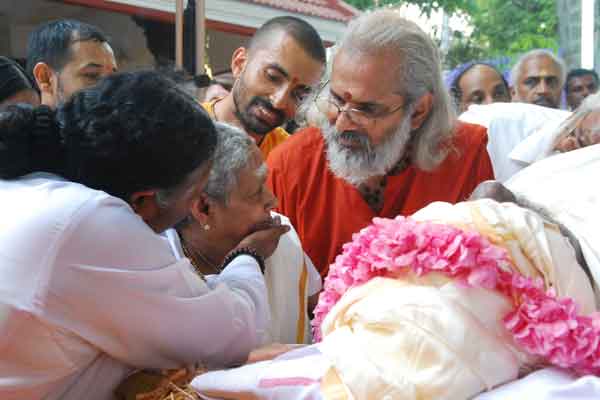 Amma helping her mother Damayanti Amma to pay her last homage to Sugunacchan