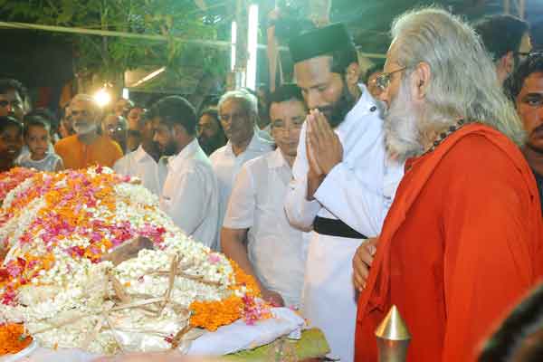 Father Koshi from the Mar Thoma Church of Maramon, offering his prayers and respect to Sugunacchan