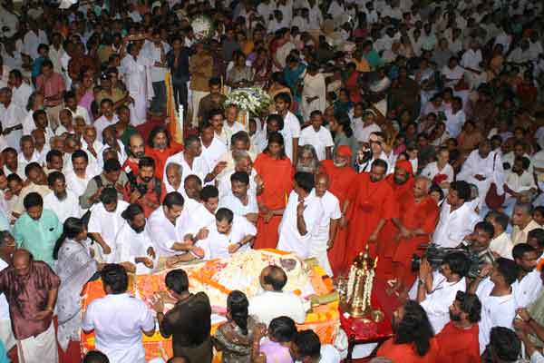 Thousands of people (villagers, ashramites and devotees) from around the world came to pay their last respects