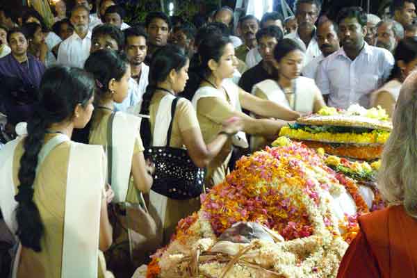 Students from the Amrita Institutes joined ashramites, villagers and devotees in paying their respects