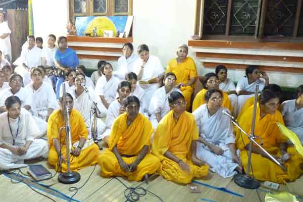 Brahmacharinis chanted the Bhagavad Gita's 8th Chapter for three continuous days