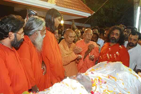 Swami Prakashananda from Sivagiri Math, Varkala paying homage to Sugunacchan