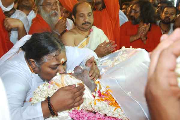 Amma kissing Sugunacchan's face before the cremation