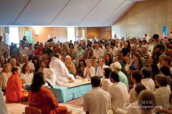 Everybody meditating with Amma