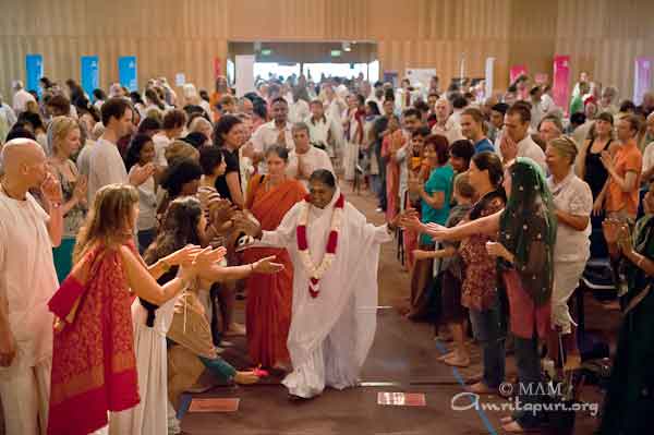 Amma arrives in Brisbane