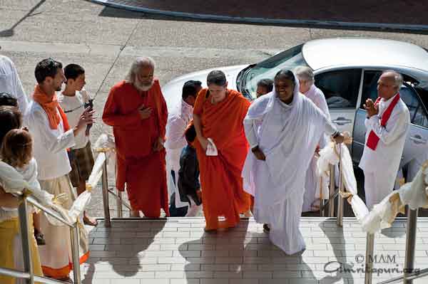 Amma arriving at the hall, in the morning