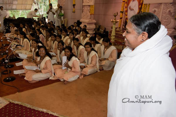 Amrita University students chant Vedic mantras as Amma reaches the stage