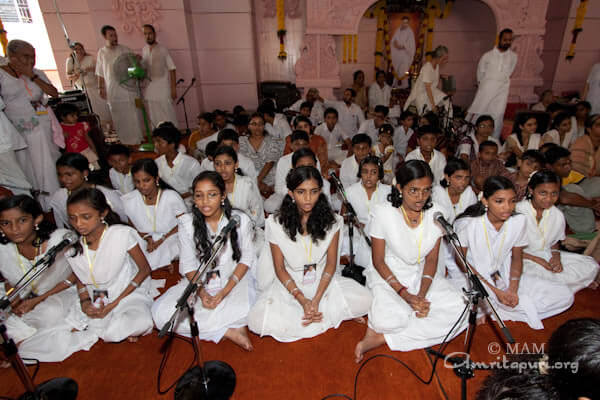 Amrita Vidyalayam children singing bhajans