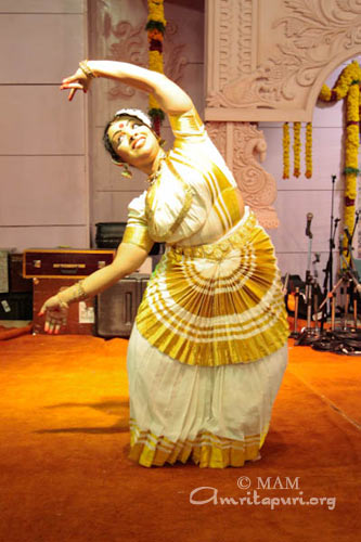 Amrita University student presenting a Mohiniyattam classical dance