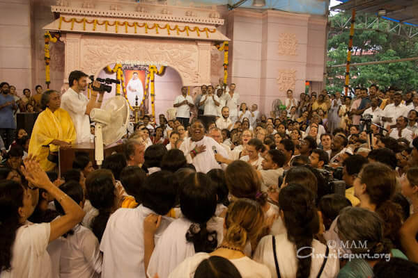 Amma singing a Bengali bhajan