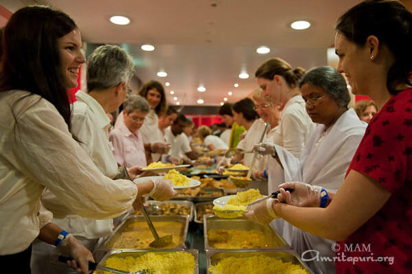 Volunteers at seva at the retreat