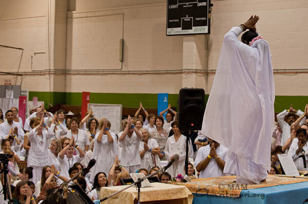 Amma greeting devotees in Gold Coast, Australia