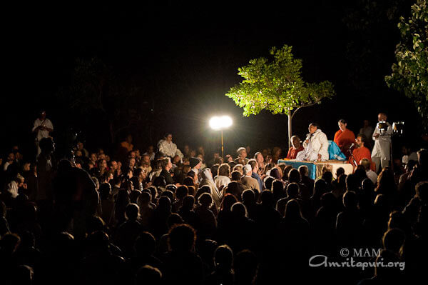 An evening question answer session with Amma