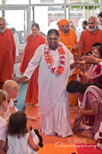 Amma arriving at the hall in Melbourne
