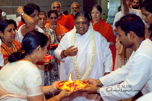 Amma is welcomed in SIngapore