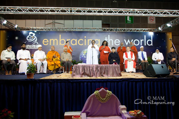 Inter-religious prayer, Amma chanting Lokah Samastha Sukhino Bhavanthu