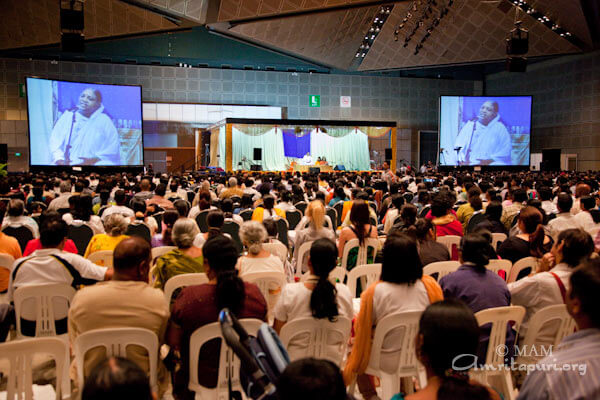 The crowd listening to Amma's satsang