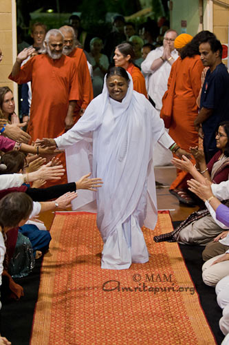 Amma greeting devotees in Sidney