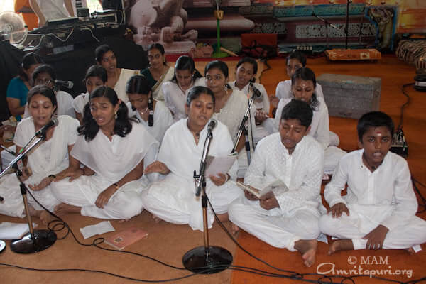 Amrita Vidyalayam children singing bhajans