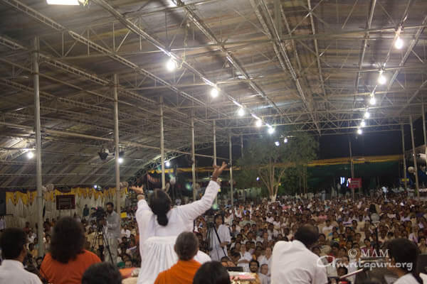 Amma singing bhajas in Trissur