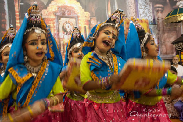 Dance by Amrita Vidyalayam children