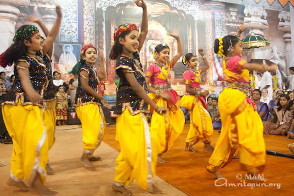 Dance by Amrita Vidyalayam children