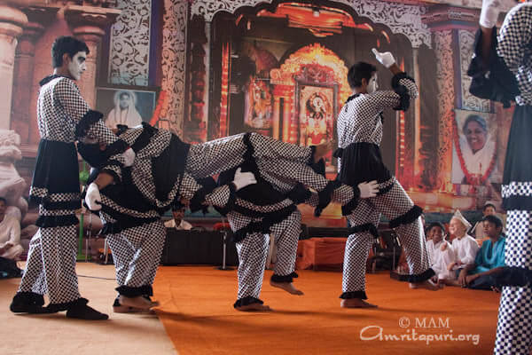 A mime by Amrita Vidyalayam children